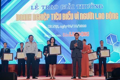 Bà Trần Hương Giang - Giám đốc Khối Nhân sự BAC A BANK nhận giải thưởng tại buổi lễ